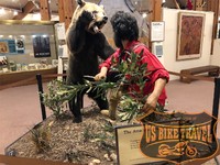 Die Attake auf Hugh Glass im Museum of The Mountain Men - US BIKE TRAVEL™